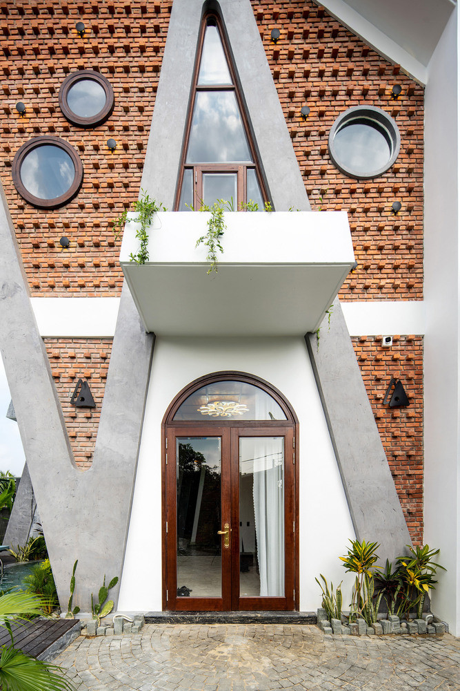 Kiến trúc sư kết hợp linh hoạt giữa các loại vật liệu truyền thống và hiện đại như gạch nung, ngói, bê tông, kính... mang đến cái nhìn mới lạ những vẫn phù hợp với khí hậu địa phương.