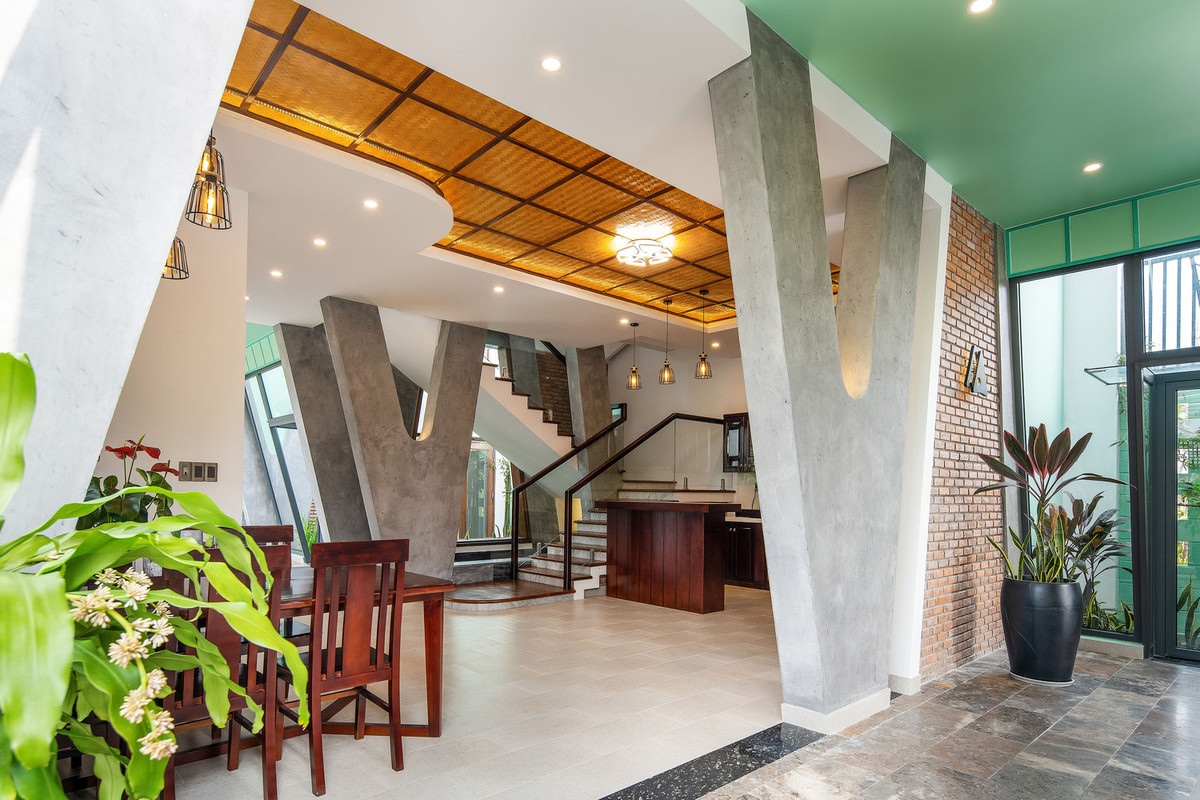 Nội thất trong nhà thiết kế tối giản nhằm đảm bảo không gian sống thoáng rộng, hài hòa.