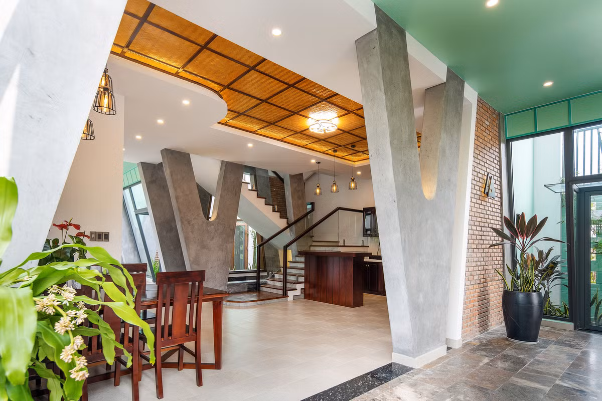 Nội thất trong nhà thiết kế tối giản nhằm đảm bảo không gian sống thoáng rộng, hài hòa.