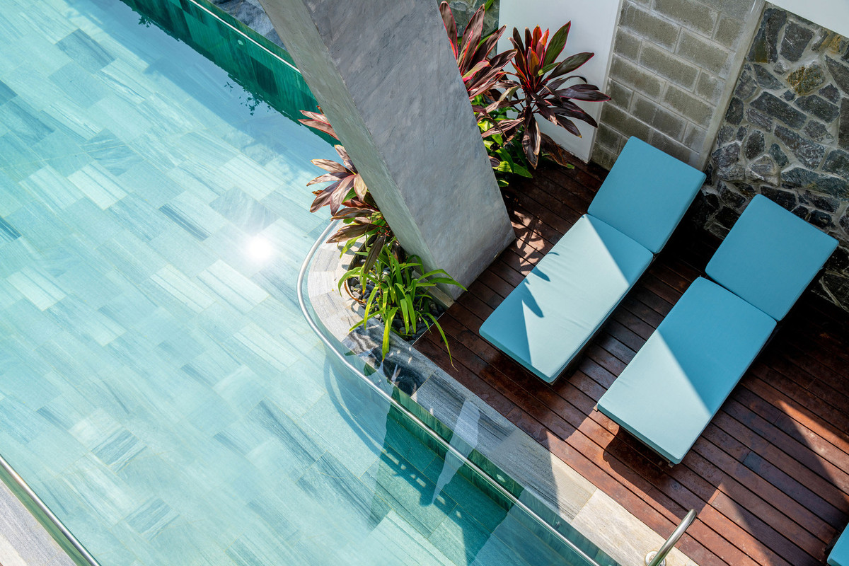 Góc thư giãn, tắm nắng lý tưởng cạnh bể bơi trong xanh. Nguồn ảnh: Ha Phong Dang.