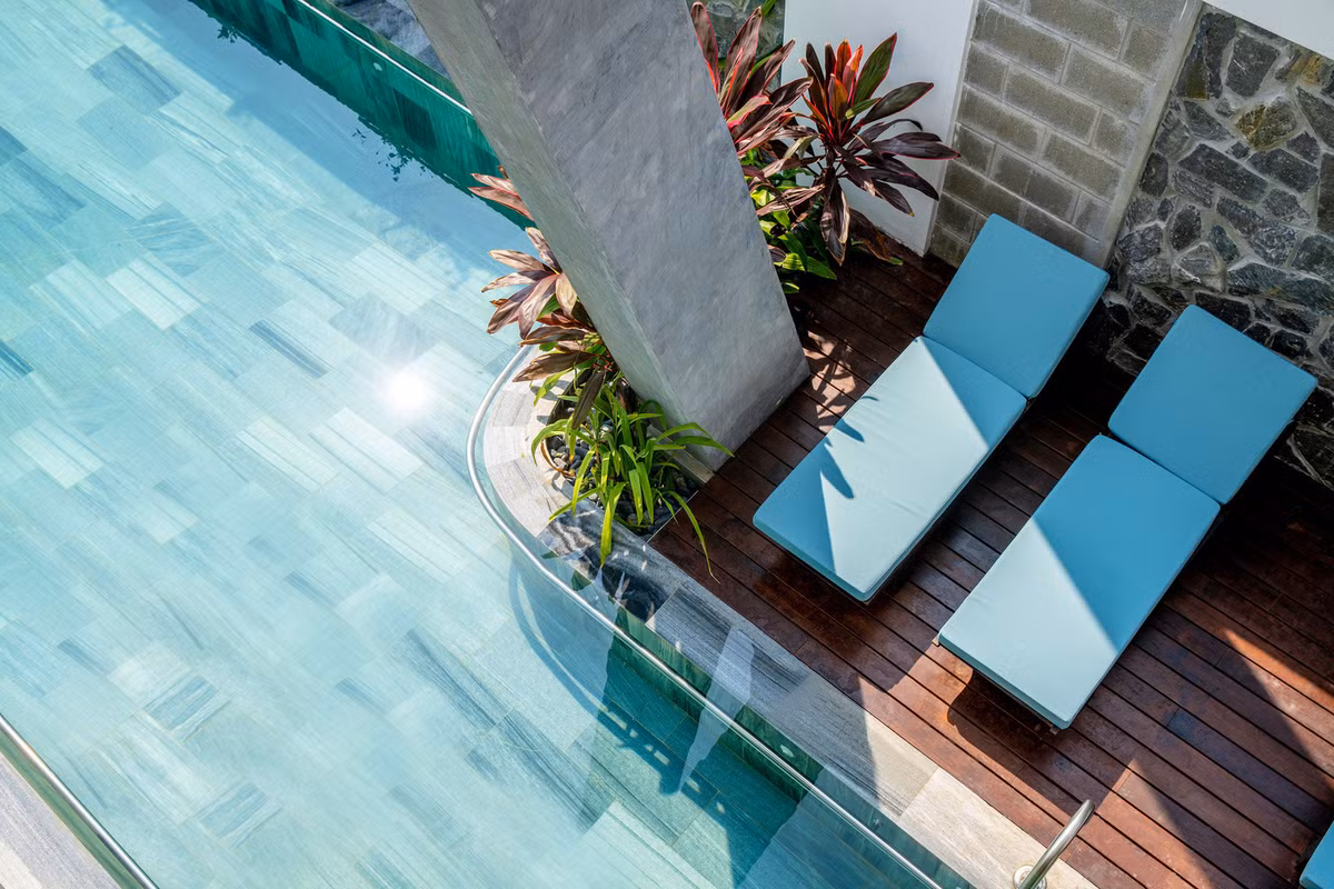 Góc thư giãn, tắm nắng lý tưởng cạnh bể bơi trong xanh. Nguồn ảnh: Ha Phong Dang.