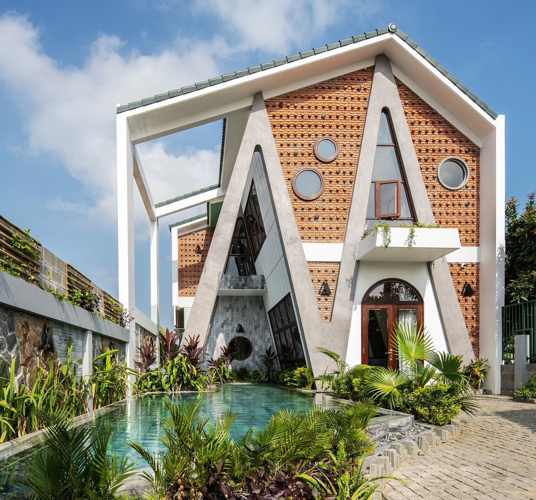 Theo đó, hình thái kiến trúc biệt thự lấy cảm hứng từ cây dừa, cọ, trong khi đó không gian nội thất được chuyển đổi từ không gian cư dân phố cổ.
