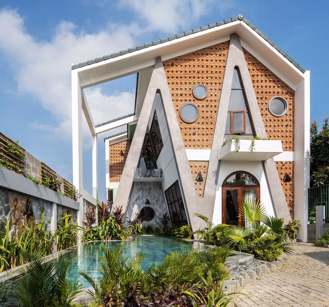 Theo đó, hình thái kiến trúc biệt thự lấy cảm hứng từ cây dừa, cọ, trong khi đó không gian nội thất được chuyển đổi từ không gian cư dân phố cổ.