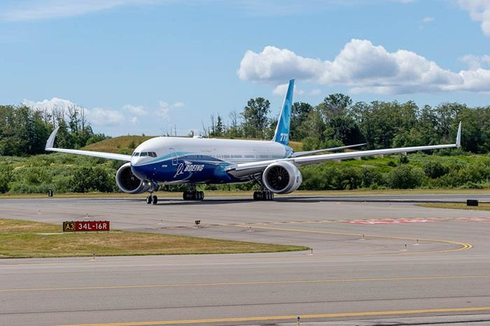 Boeing 777x sẽ có hai biến thể là 777-8 và 777-9. Trong đó, Boeing 777-8 dự kiến có giá 410,2 triệu USD còn Boeing 777-9 có giá 442,2 triệu USD.