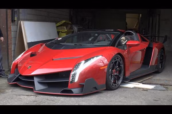 Trong bộ sưu tập siêu xe của Thái tử Fazza có một chiếc Lamborghini Veneno Roadser giá lên tới 4,5 triệu USD.
