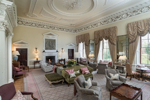 Phòng khách rộng rãi với hệ thống cửa sổ kính lớn lấy ánh sáng tối đa.