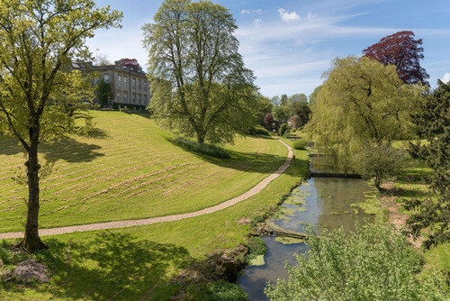 Lâu đài hiện hoạt động như một khách sạn nhưng cũng có thể dễ dàng phục vụ như một gia đình riêng.