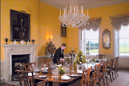 Phòng ăn ấm cúng, mang đậm hơi hướng cổ điển.