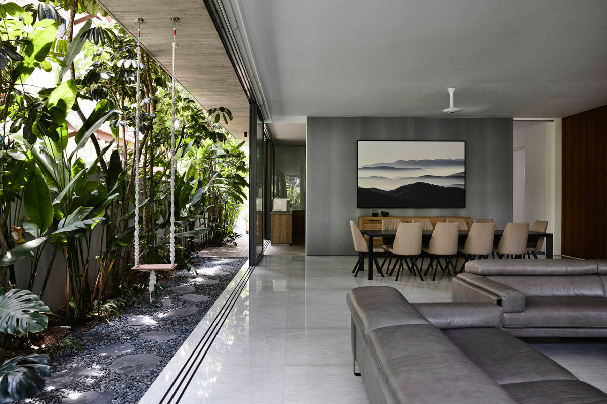 Phòng bếp bố trí bên trong, phía ngoài là nơi sinh hoạt chung cho cả gia đình.