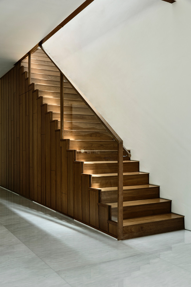 Nội thất trong căn biệt thự chủ yếu là gỗ tự nhiên.