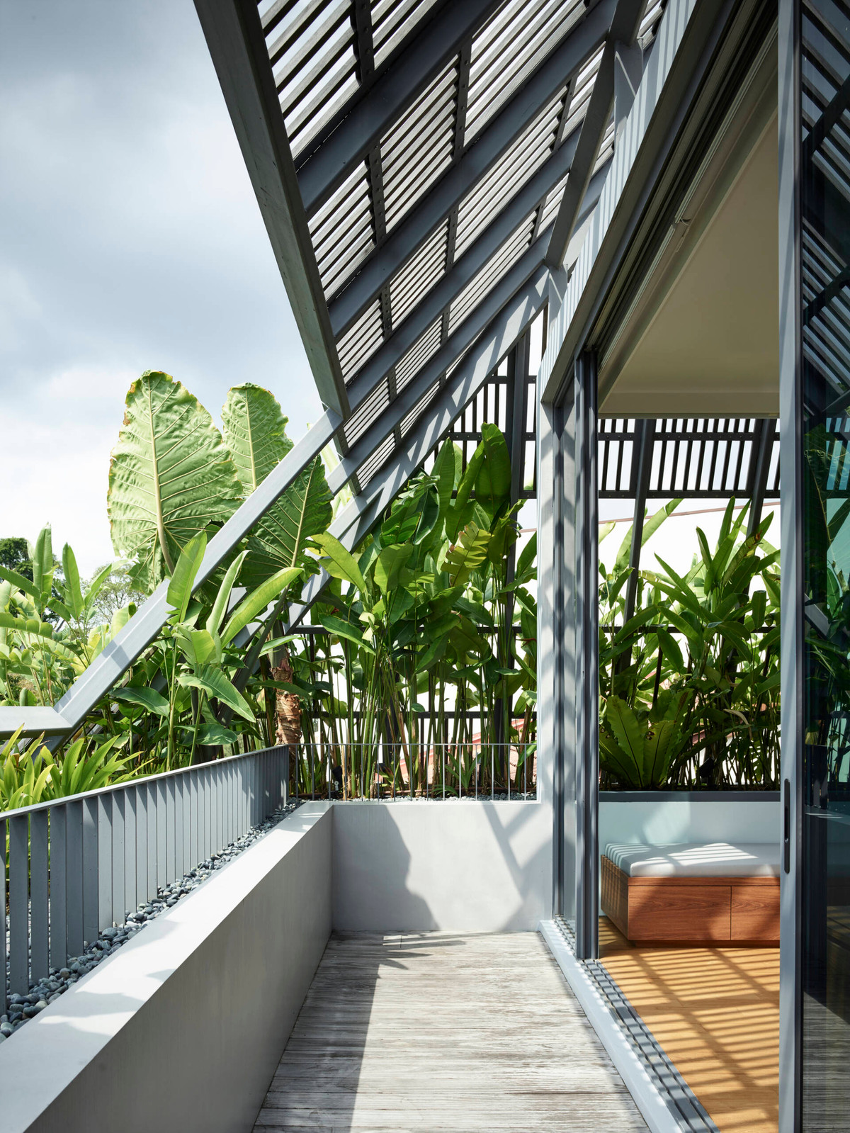 Tầng áp mái là phòng ngủ lớn cùng không gian vườn trồng cây xanh. Nguồn ảnh: Archdaily.