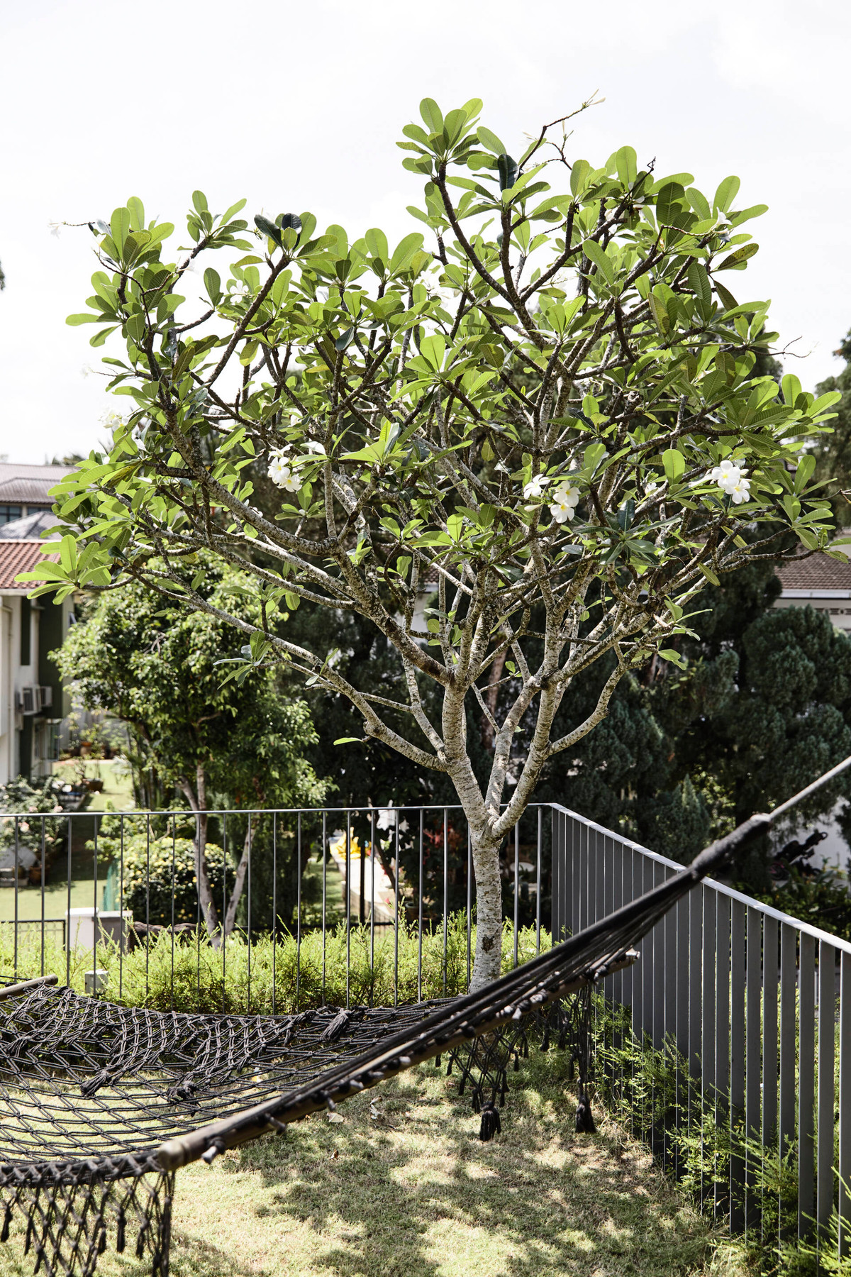 Khoảng hiên tầng 2 là nơi thư giãn của gia chủ.