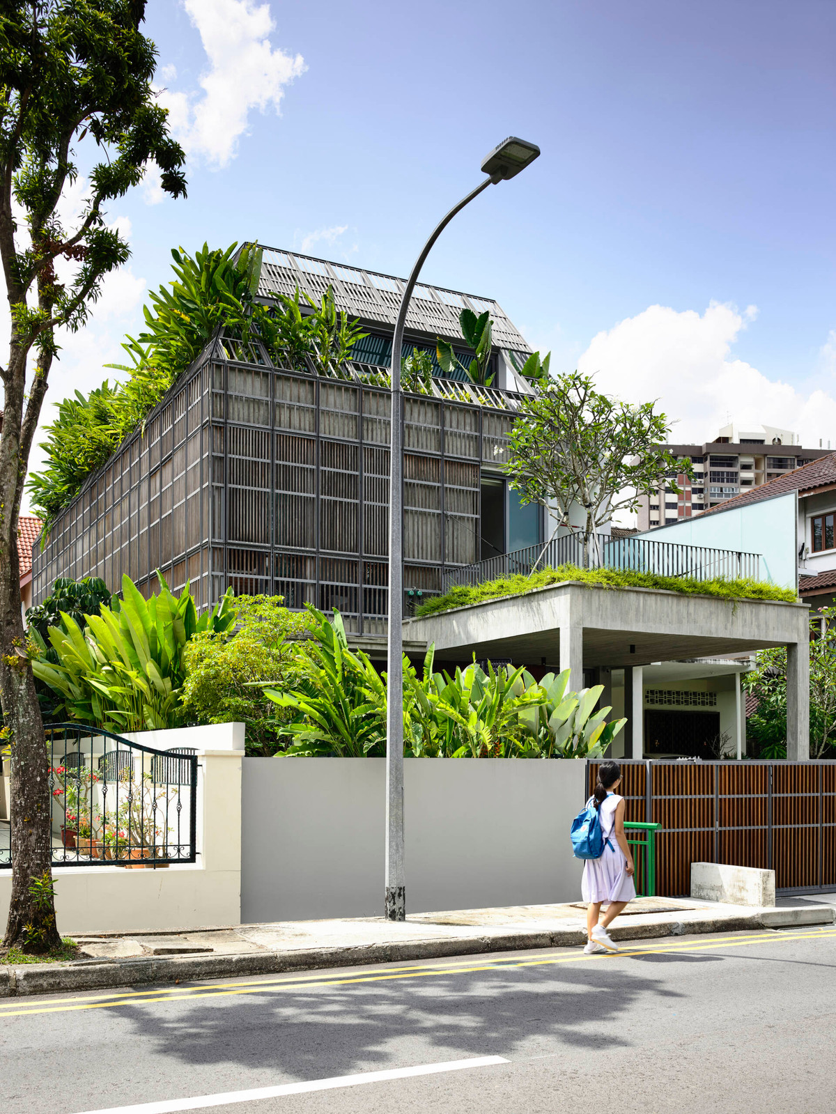 Phần mái của ngôi nhà được gắn pin mặt trời trên đỉnh, phục vụ cho các nhu cầu hàng ngày của thành viên trong gia đình.