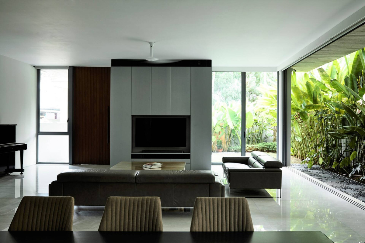 Cửa kính và những khoảng hở bên trong giúp tận dụng tối đa nguồn ánh sáng.