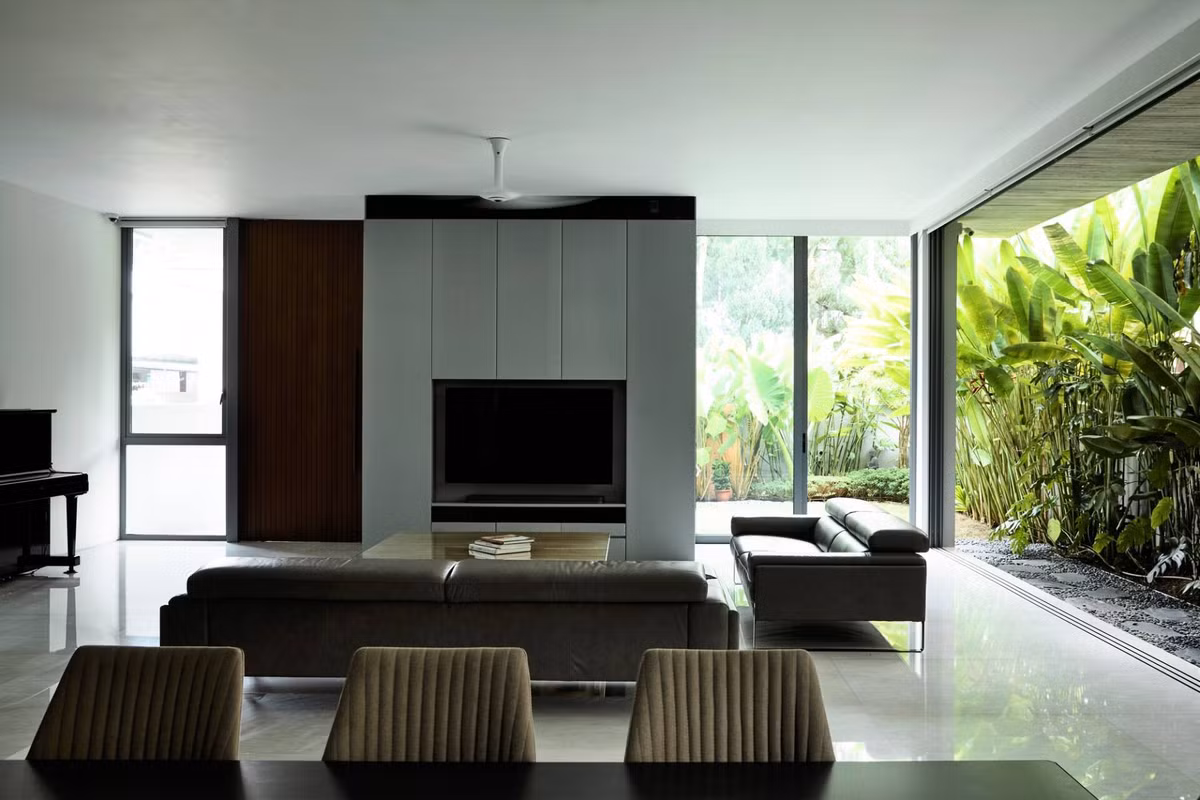 Cửa kính và những khoảng hở bên trong giúp tận dụng tối đa nguồn ánh sáng.