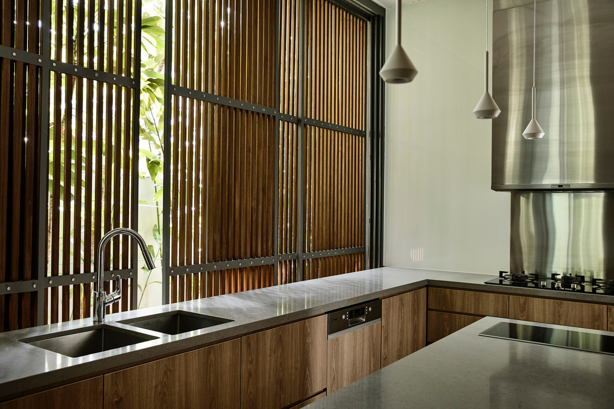 Hệ lam gỗ giúp thông gió và đón ánh sáng hiệu quả.