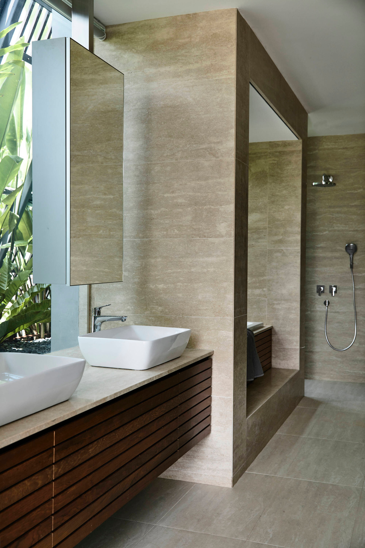 Phòng tắm cũng có sự hiện hữu của cây xanh.