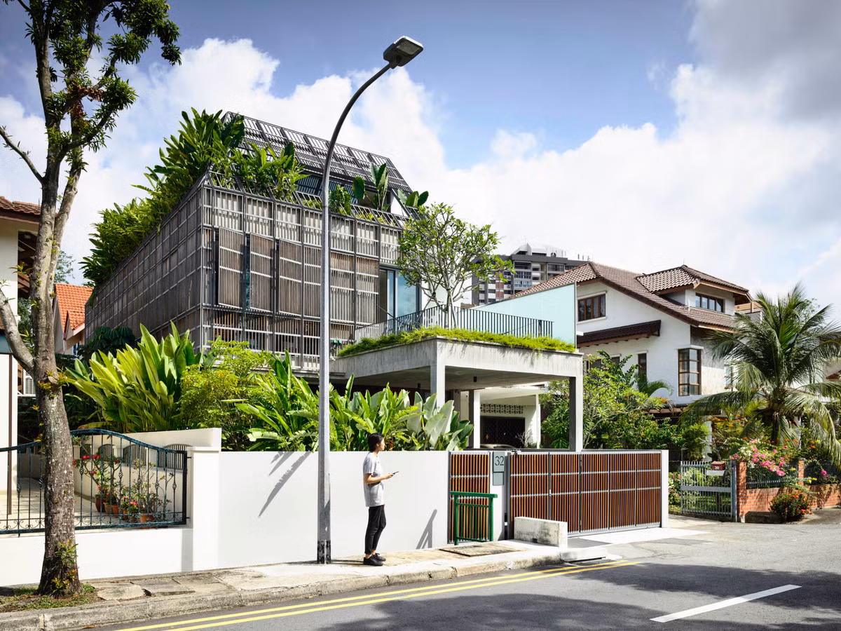 Thay vì sử dụng tường bao bên ngoài, nhóm kiến trúc sư dùng hệ lam gỗ lạ mắt.