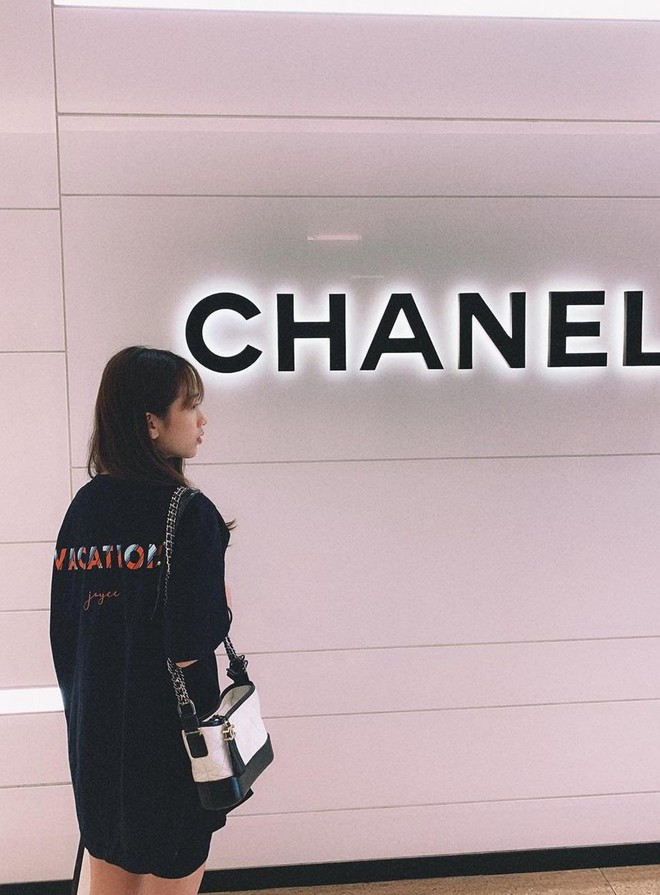 Joyce Phạm còn có tủ phụ kiện xa xỉ bao gồm nhiều mẫu túi xách đến từ nhà mốt nổi tiếng như Chanel, Louis Vuitton, Hermès.