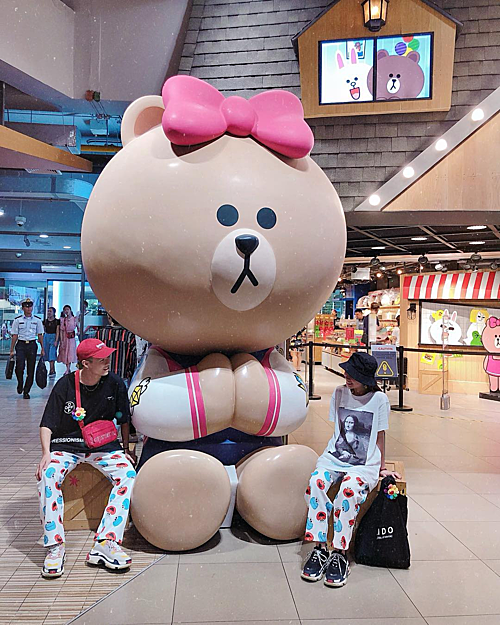 Là tiểu thư con nhà giàu, Joyce Phạm thường mua rất nhiều đồ từ những chiếc kính hàng hiệu cho tới các món đồ bình dân tại các trung tâm thương mại.