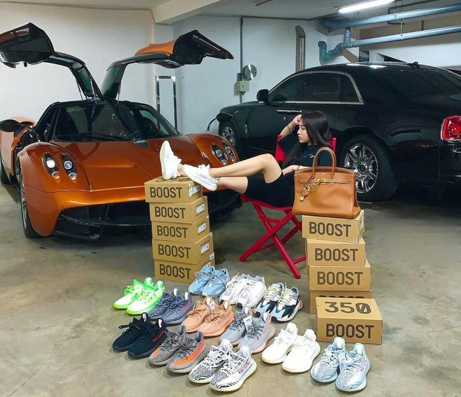 Con gái đại gia Minh Nhựa từng khiến dân mạng xôn xao khi khoe ảnh bộ sưu tập giày Yeezy Boost "siêu khủng" cùng chiếc túi xách Hermès Birkin sang chảnh. Một đôi giày trong số này không dễ kiếm và có thể được bán lại với giá lên tới 1.245 USD.