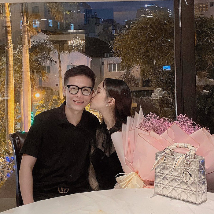 Hiện, Joyce Phạm đang mang bầu nhưng vợ chồng rich kid vẫn thường xuyên đi du lịch, ăn uống và mua sắm.