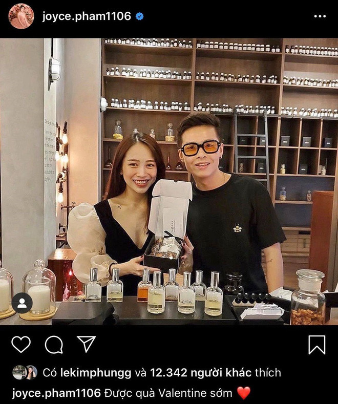 Trong khi đó, Tâm Nguyễn cũng tặng vợ một chai nước hoa hàng hiệu đắt tiền.