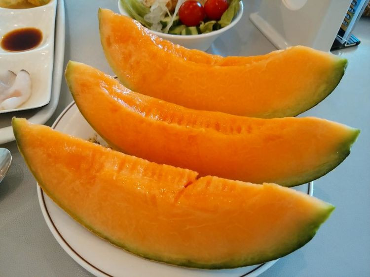 Điều đặc biệt của dưa Yubari là được trồng trong nhà kính bằng loại đất hỗn hợp có thành phần từ tro bụi núi lửa - một trong những yếu tố tạo nên hương vị đặc trưng của yubari.