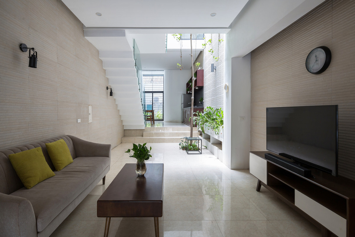 Theo đó, mặt tiền nhà được phát triển theo chiều dọc và có xu hướng đi sâu vào trong ở các tầng cao hơn. Giải pháp này đẩy không gian sinh hoạt ra phía sau để tạo không gian đệm ngoài trời ở phía trước.