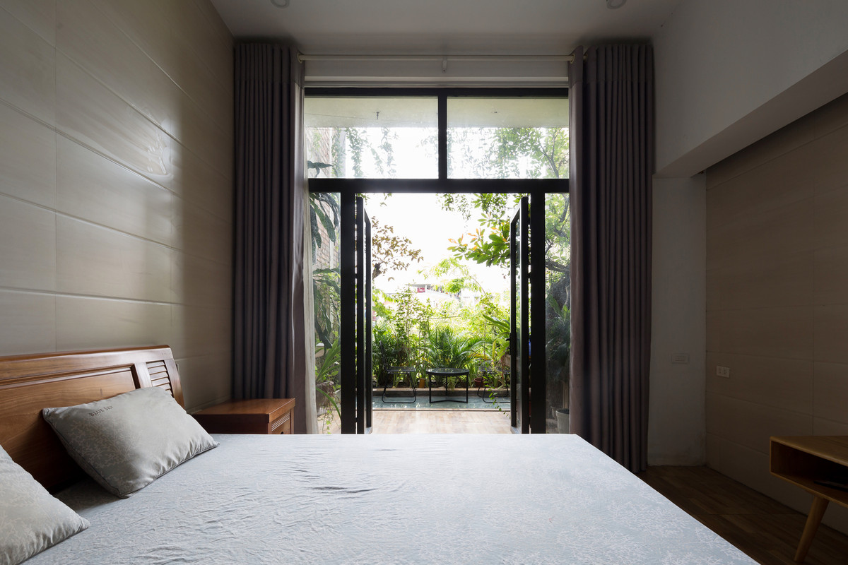 Phòng ngủ đơn giản, ngập ánh sáng. Nguồn ảnh: Hoang Le Video: Kiến trúc hiện đại cho ngôi nhà liền kề. Nguồn: VTC1