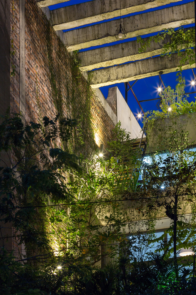 Hạn chế của căn nhà là mặt tiền hẹp và sâu. Thêm nữa, nhà chỉ có một mặt tiếp xúc với đường nên hạn chế về tầm nhìn, thông gió, chiếu sáng và lối thoát hiểm.