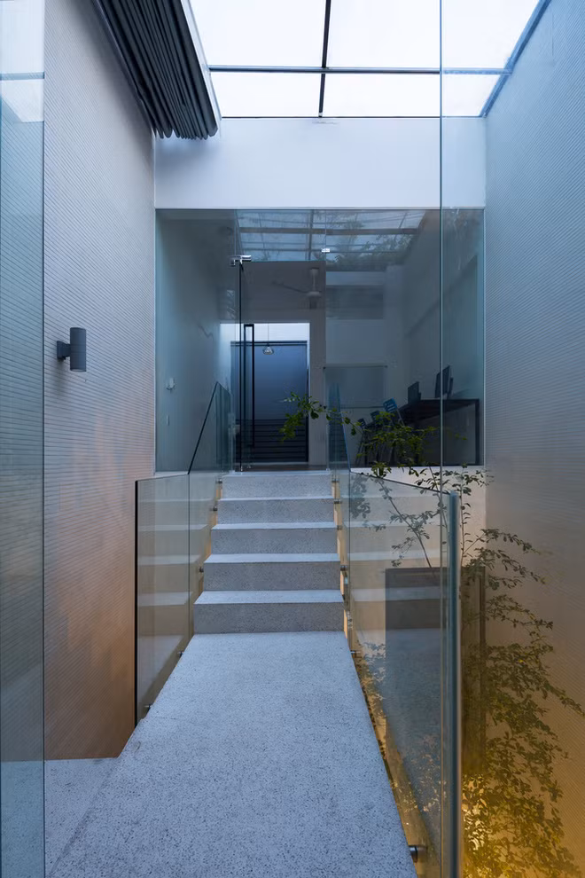Cùng với đó, kiến trúc sư bố trí một khoảng trống lớn ở giữa nhà với mái kính lớn trên mái. Nhờ vậy, gia chỉ khi di chuyển trên cầu thang sẽ có cảm giác thoải mái, rộng rãi và không bị ngột ngạt như những ngôi nhà ống thông thường.