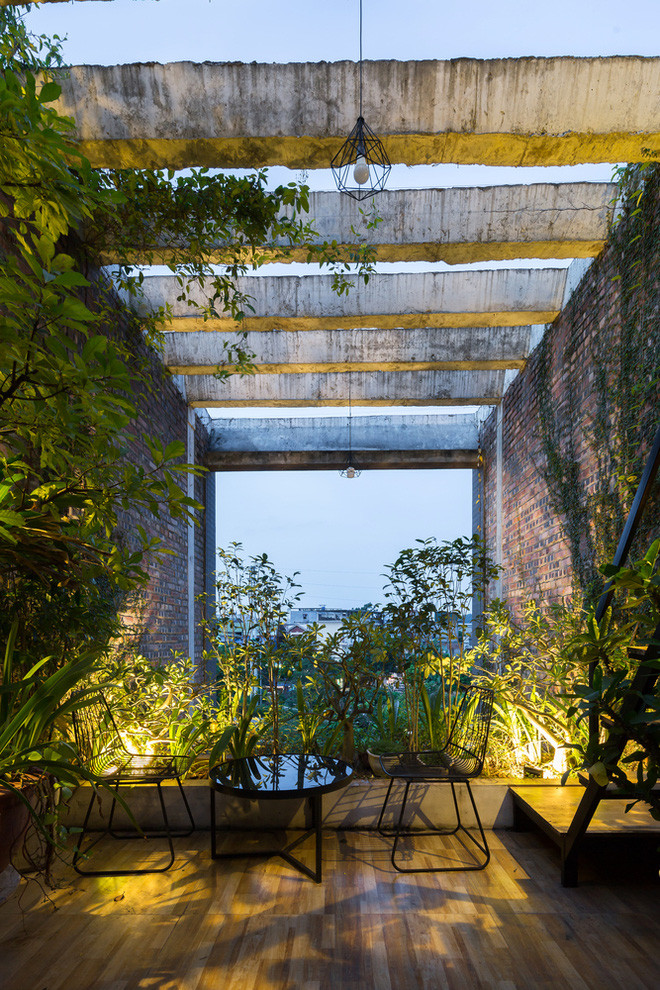 Khoảng trống phía sau nhà được thiết kế thành không gian thư giãn.