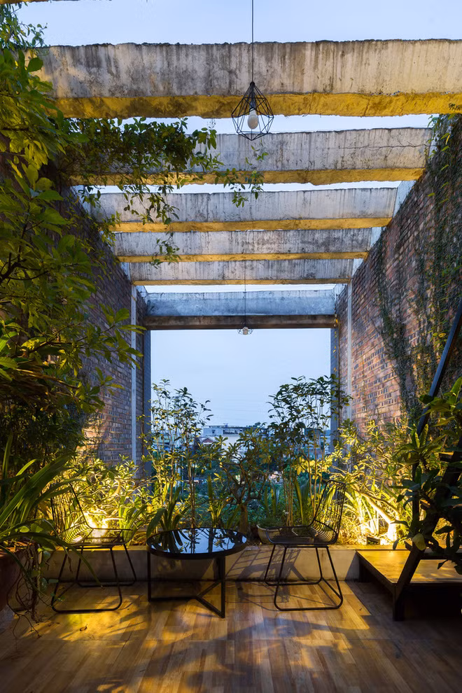 Khoảng trống phía sau nhà được thiết kế thành không gian thư giãn.