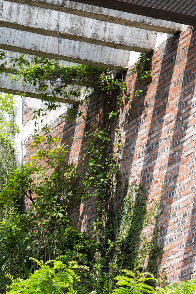 Do nằm trong khu dân cư đông đúc và gần 3 khu công nghiệp lớn nên vấn đề ô nhiễm khói bụi và tiếng ồn được đặc biệt quan tâm.