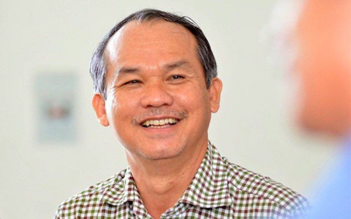 Ông khăn gói lên Sài Gòn thi đại học nhưng bị trượt. Không nản lòng, bầu Đức tiếp tục vừa làm vừa học, quyết thi đại học, nhưng tới lần thi thứ 4, ông vẫn không đỗ.