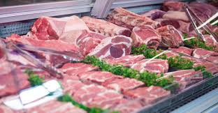 Giá thịt trong siêu thị thường bao gồm lương nhân viên chế biến sản phẩm trước khi bán. Nó cũng gồm cả chi phí rủi ro vì hạn sử dụng của thịt trên kệ bán không lâu.