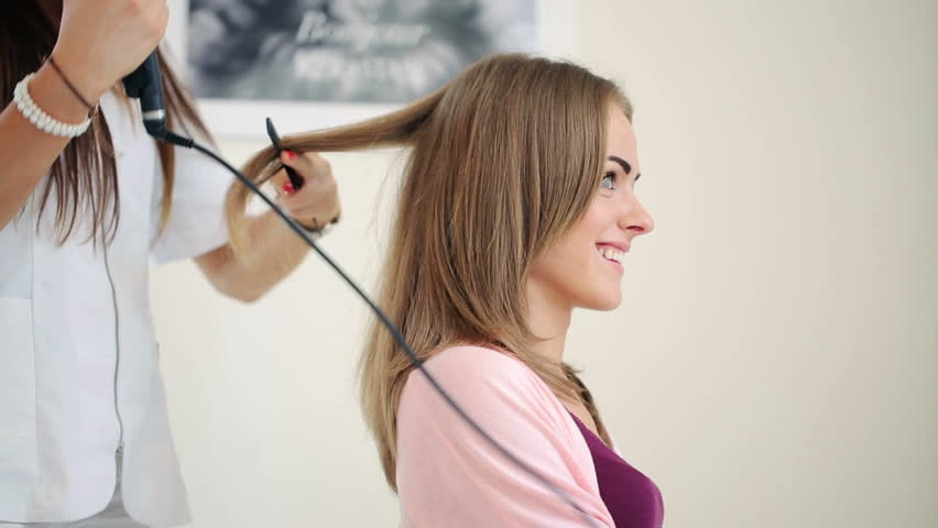 Theo các chuyên gia trong lĩnh vực làm đẹp, không có sự khác biệt cơ bản trong việc cắt tóc nam và nữ, tức là chi phí có thể tương đương nhau.