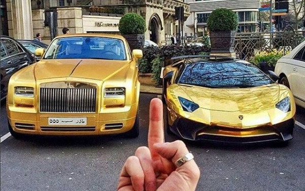 Thậm chí, có cả những siêu xe mạ vàng sang trọng.