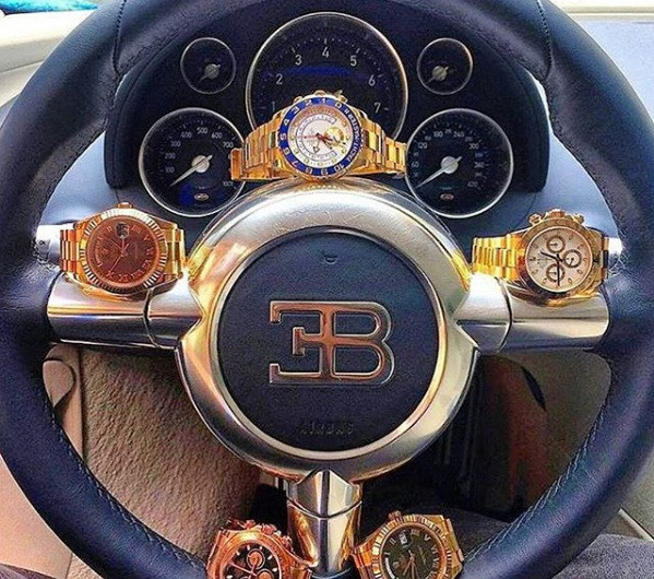 Thêm một cách khoe hàng hiệu độc đáo của các cậu ấm, cô chiêu Hàn Quốc. 