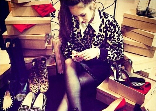 Một tiểu thư nhà giàu xứ Hàn khéo khoe tủ giày đắt giá.