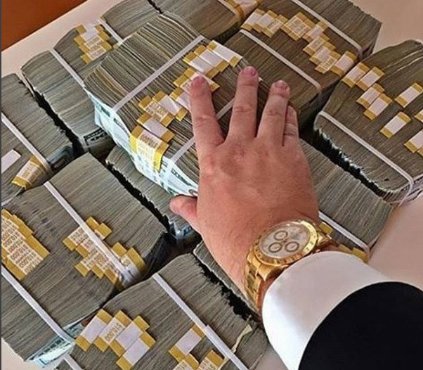 Tiêu tiền là phải "cả quyển" như thế này.