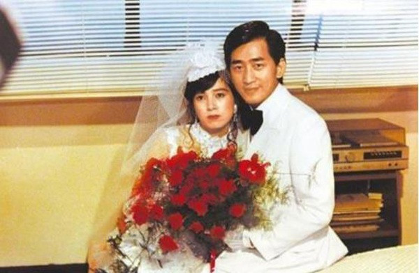 Đến năm 2000, ông Trịnh qua đời vì bị ung thư. Hứa Thuần Mỹ được thừa kế từ người chồng quá cố 6 tòa cao ốc và khối gia tài trị giá hàng tỷ đô la. Từ đó, cô bước chân vào giới thương lưu, trở thành một nữ đại gia.