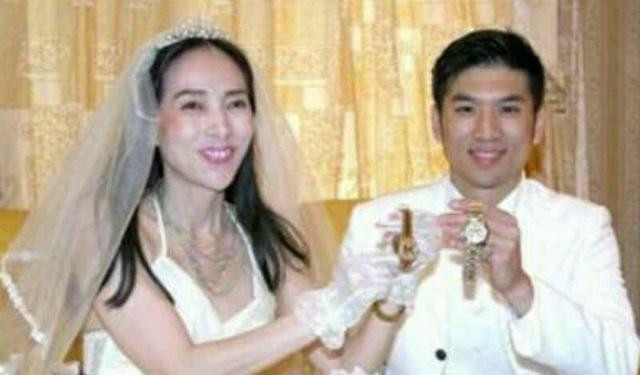 Năm 50 tuổi, nữ đại gia kết hôn lần 5 với Lâm Tông Nhất, kém mình tới 23 tuổi. Mỗi tháng, bà chu cấp cho chồng trẻ 200.000 Đài tệ (hơn 152 triệu đồng) nhưng cuối cùng cuộc hôn nhân này cũng thất bại.