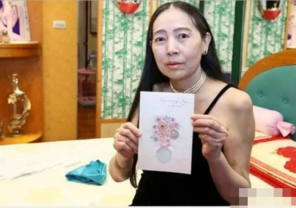 Mải mê chạy theo những cuộc hôn nhân thị phi, Hứa Thuần Mỹ đã bỏ rơi con gái mình, không thèm nuôi nấng và chăm sóc.