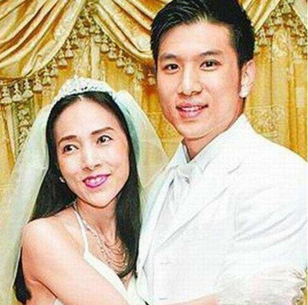 3 lần "đứt gánh", nữ đại gia họ Hứa chuyển hướng sang cặp kè những tràng trai trẻ đẹp. Năm 2006, chuyện tình của Hứa Thuần Mỹ với trai trẻ Khâu Phẩm Duệ bị bại lộ. Chàng trai này kém bà tới 25 tuổi.