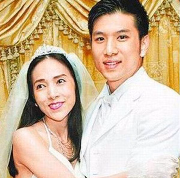 3 lần "đứt gánh", nữ đại gia họ Hứa chuyển hướng sang cặp kè những tràng trai trẻ đẹp. Năm 2006, chuyện tình của Hứa Thuần Mỹ với trai trẻ Khâu Phẩm Duệ bị bại lộ. Chàng trai này kém bà tới 25 tuổi.