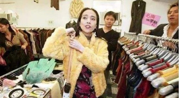 Trải qua nhiều biến cố cuộc đời, Hứa Thuần Mỹ giờ đây đã quy y cửa Phật. Nữ đại gia cũng tuyên bố sẽ không bao giờ tái hôn nữa. Video: Đại gia Đà Nẵng mua xế 7 tỷ tặng vợ. Nguồn: VTC1