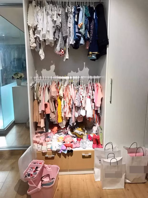 Con gái Thân Thúy Hà có tủ treo quần áo 2 ngăn xếp đầy chật ních những mẫu quần áo điệu đà với đủ các màu sắc thiết kế khác biệt. Ngoài quần áo, cô công chúa nhỏ còn có rất nhiều giày dép túi xách để thay đổi theo trang phục.