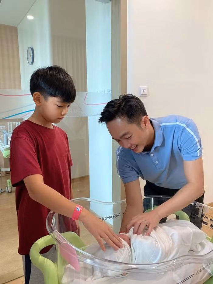 “Co ngoi khung” nhoc ty nha sao Viet duoc tau khi vua chao doi